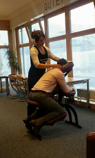 séance de massage au travail